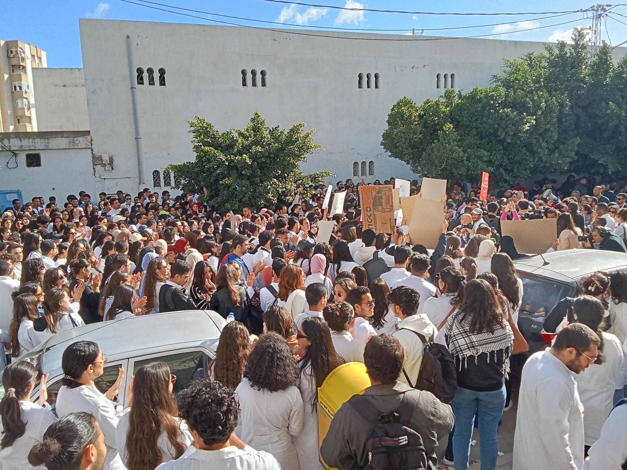 الأطباء الشبان ينفذون إضرابا عاما عن العمل ووقفة احتجاجية أمام مجلس نواب الشعب