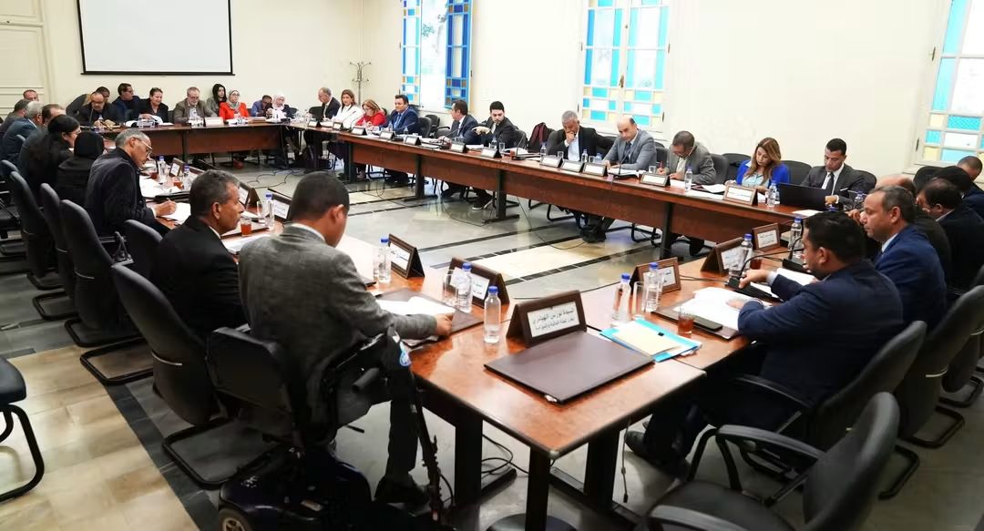 لجنتا المالية بالغرفتين التشريعيتين توافقان على اعفاء صغار الفلاحين والبحارة من معاليم تسجيل عقود الاقتراض وعلى منح إعفاءات جبائية لفسفاط قفصة