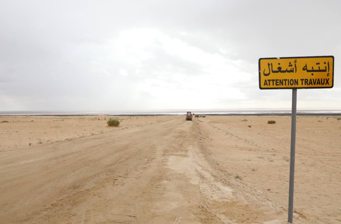 توزر: وزير التجهيز يأذن بانطلاق الدراسات لايجاد حلول لطريق المزارة 1 و 2 جــراء زحف الرمال