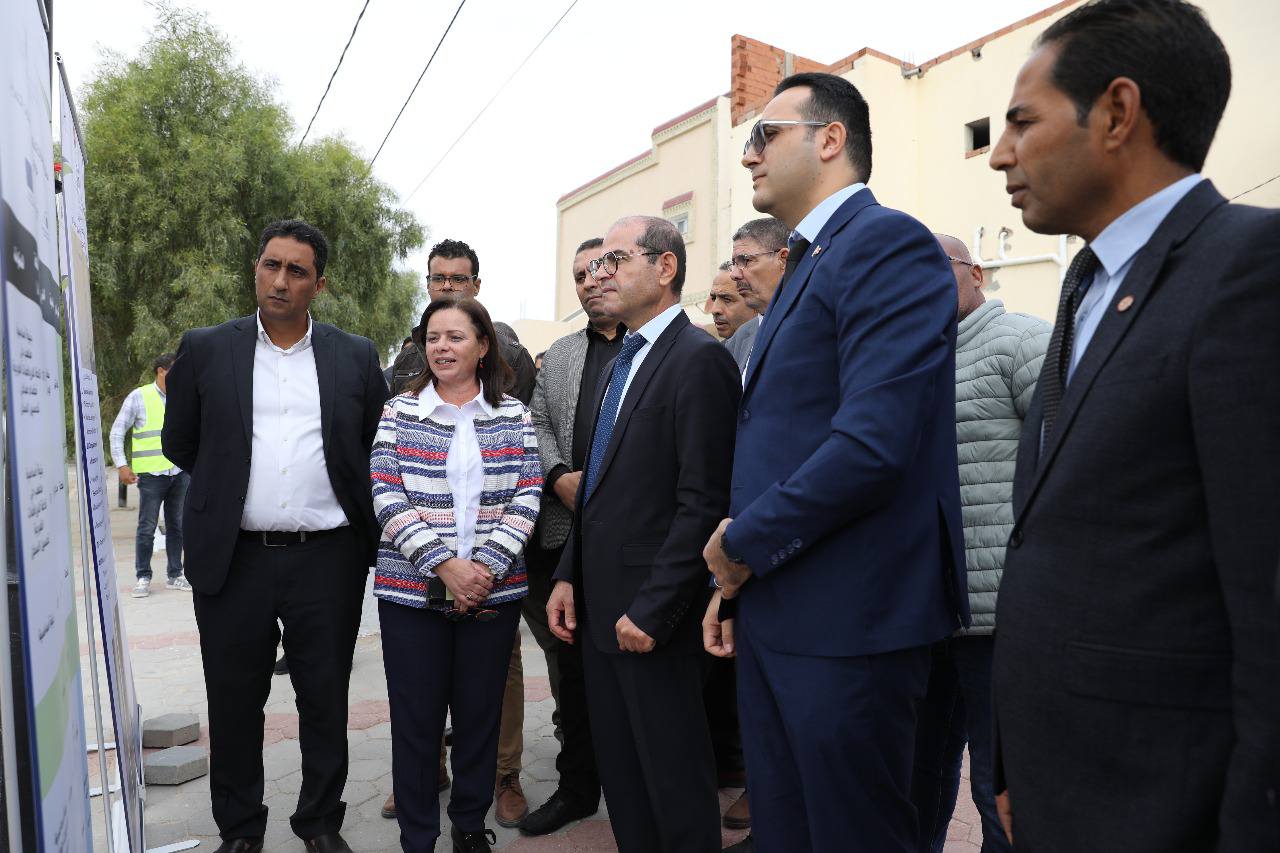 وزير التجهيز والإسكان يعاين اشغال تهذيب الاحياء السكنية بولاية توزر
