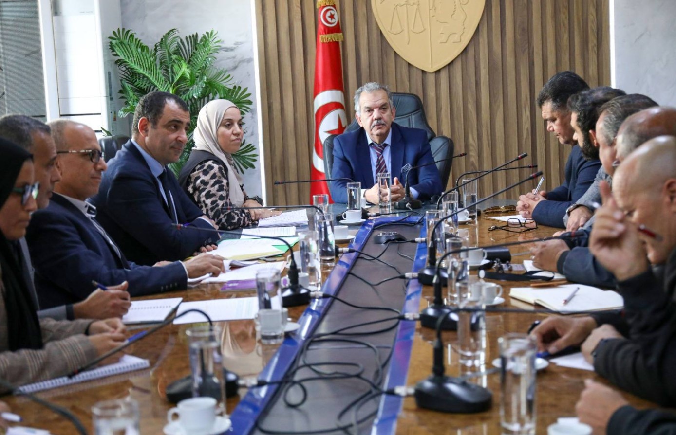 وزير الشباب والرياضة يجتمع برؤساء وممثلي الجمعيات الرياضية بالرابطة المحترفة الثانية لكرة القدم
