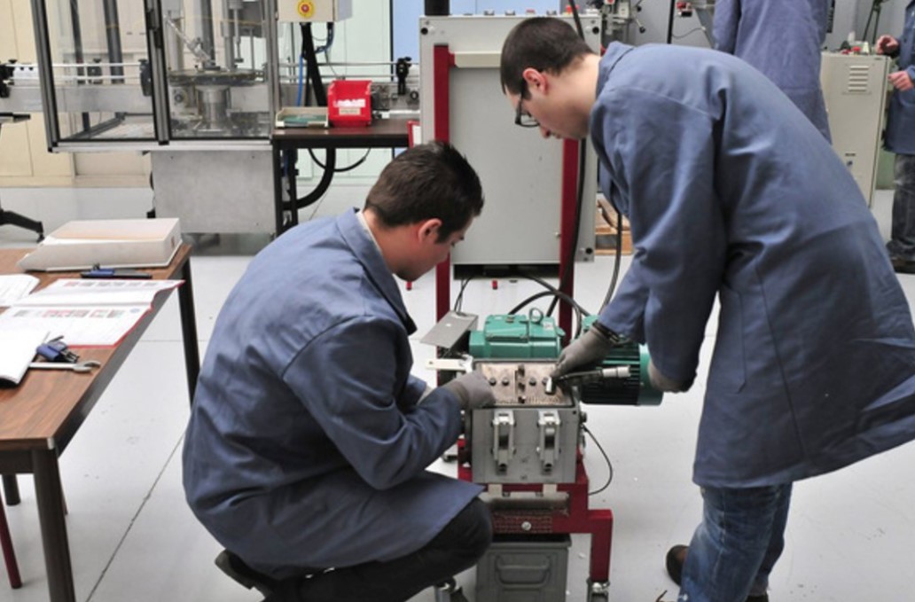 جلسة عمل لمتابعة منصة التسجيل عن بعد وتحضيرات الدورات التكوينية لسنة 2026