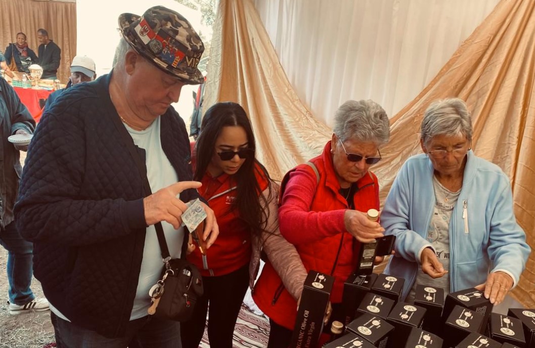  المركب الفلاحي بالنفيضة: يوم ترويجي لزيت الزيتون بحضور سياح من عدة جنسيات