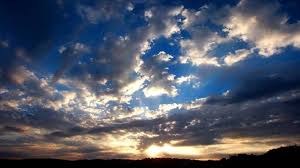 طقس الليلة: انخفاض درجات الحرارة مع ظهور سحب أحيانا كثيفة بالشمال