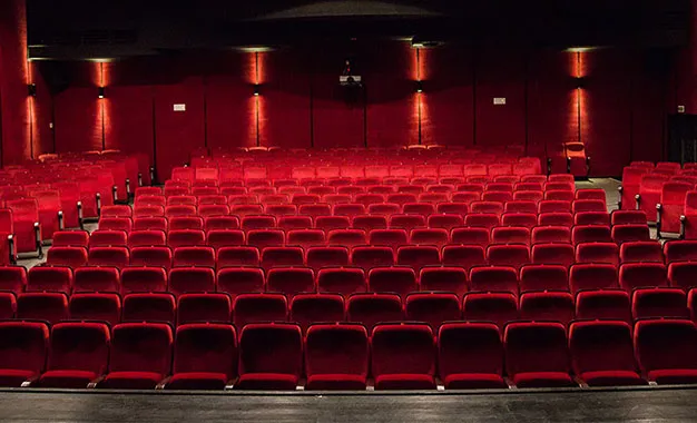 	أيام قرطاج المسرحية 2025: العرض الأردني "الملجأ" يحوّل الخشبة إلى فضاء لجوء وأمل