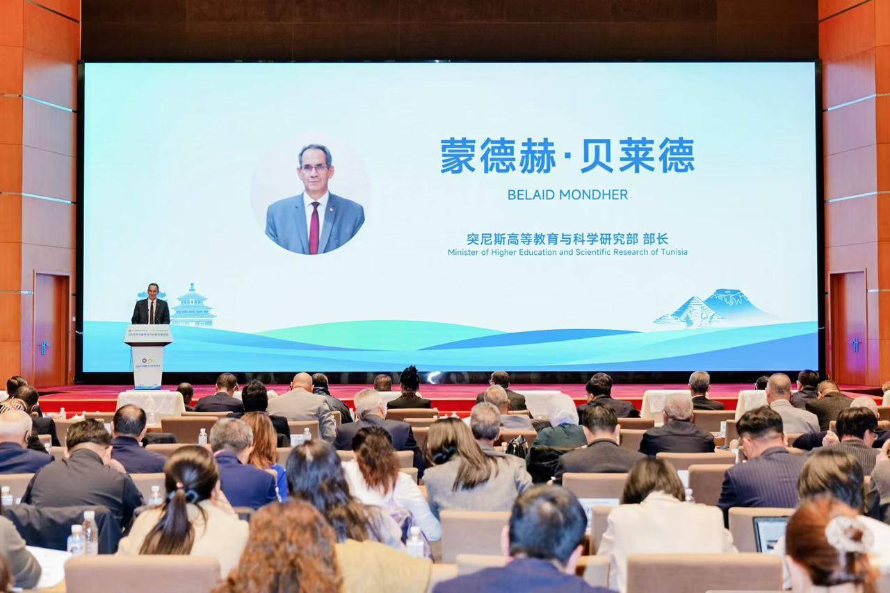 وزير التعليم العالي والبحث العلمي يترأّس وفدا تونسيا ضمن فعاليات المنتدى الصيني الإفريقي للابتكار في التعاون والتنمية بمدينة WUHAN الصينية
