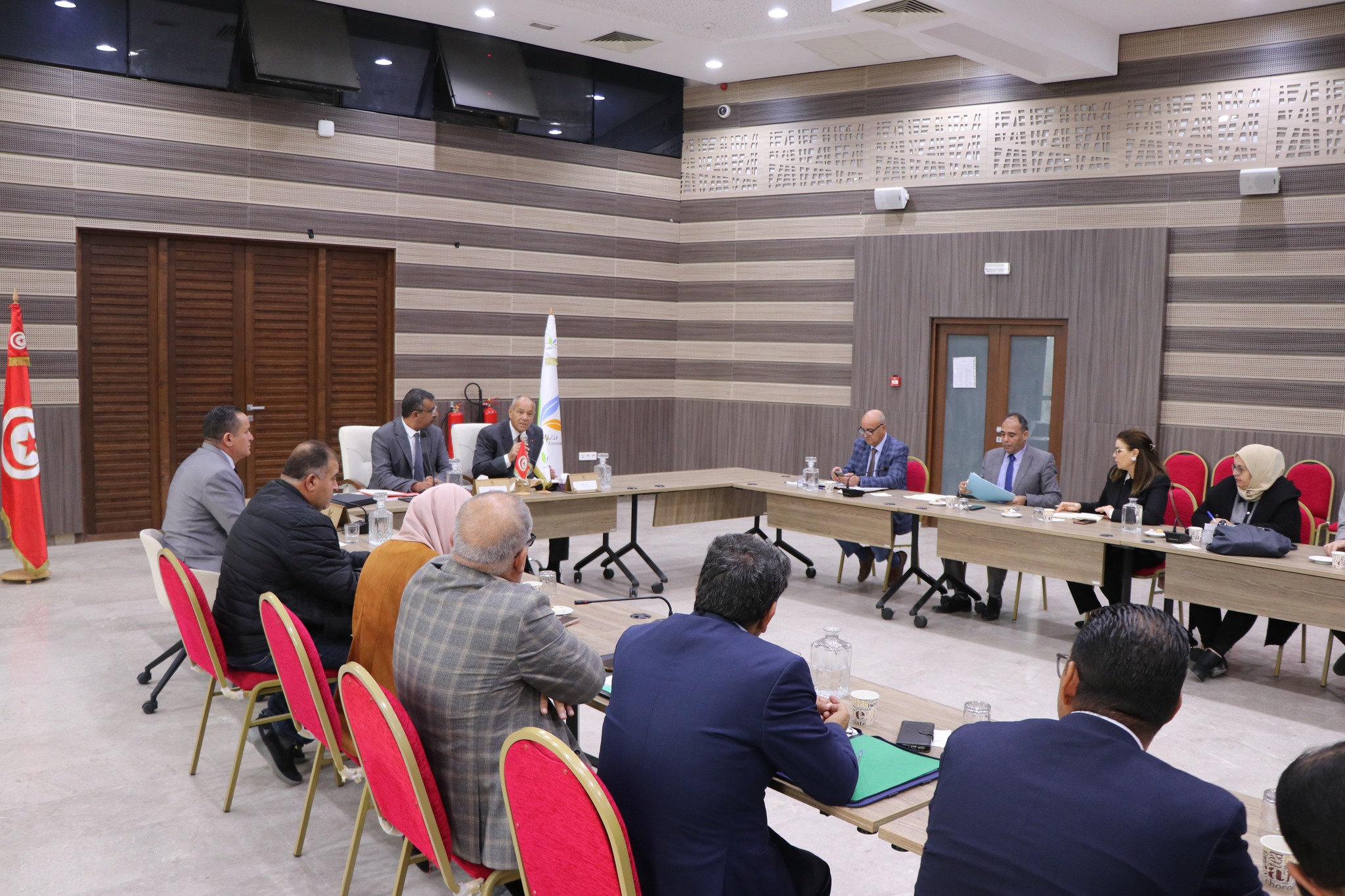 وزير البيئة يشرف على جلسة عمل حول متابعة مشروع وحدة معالجة وتثمين النفايات بولاية قفصة