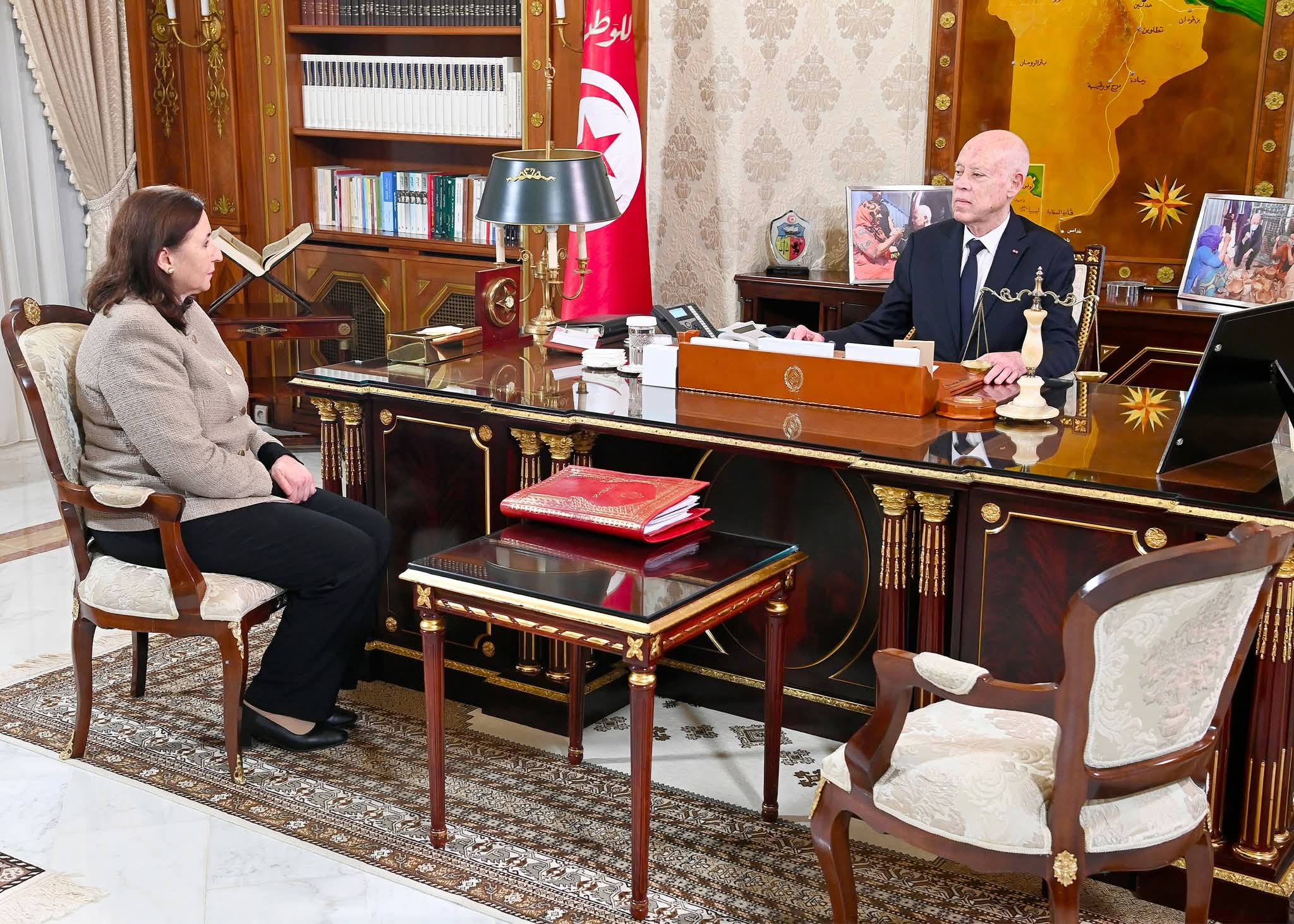 سعيد يتناول مع رئيسة الحكومة سير العمل الحكومي ويشدد على ان يكون كل مسؤول  في الدولة في مستوى انتظارات الشعب  