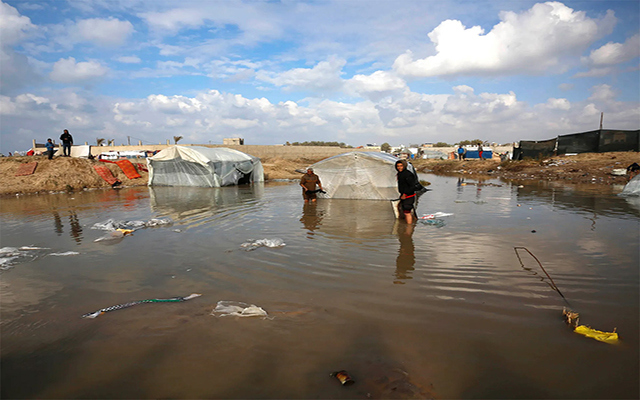 أمطار غزيرة تغرق خيام النازحين في غزة وتفاقم معاناة الأسر الفلسطينية