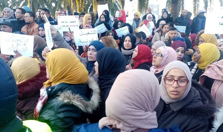 أصحاب الشهادات المعطلين عن العمل ينفذون وقفة احتجاجية أمام المسرح البلدي