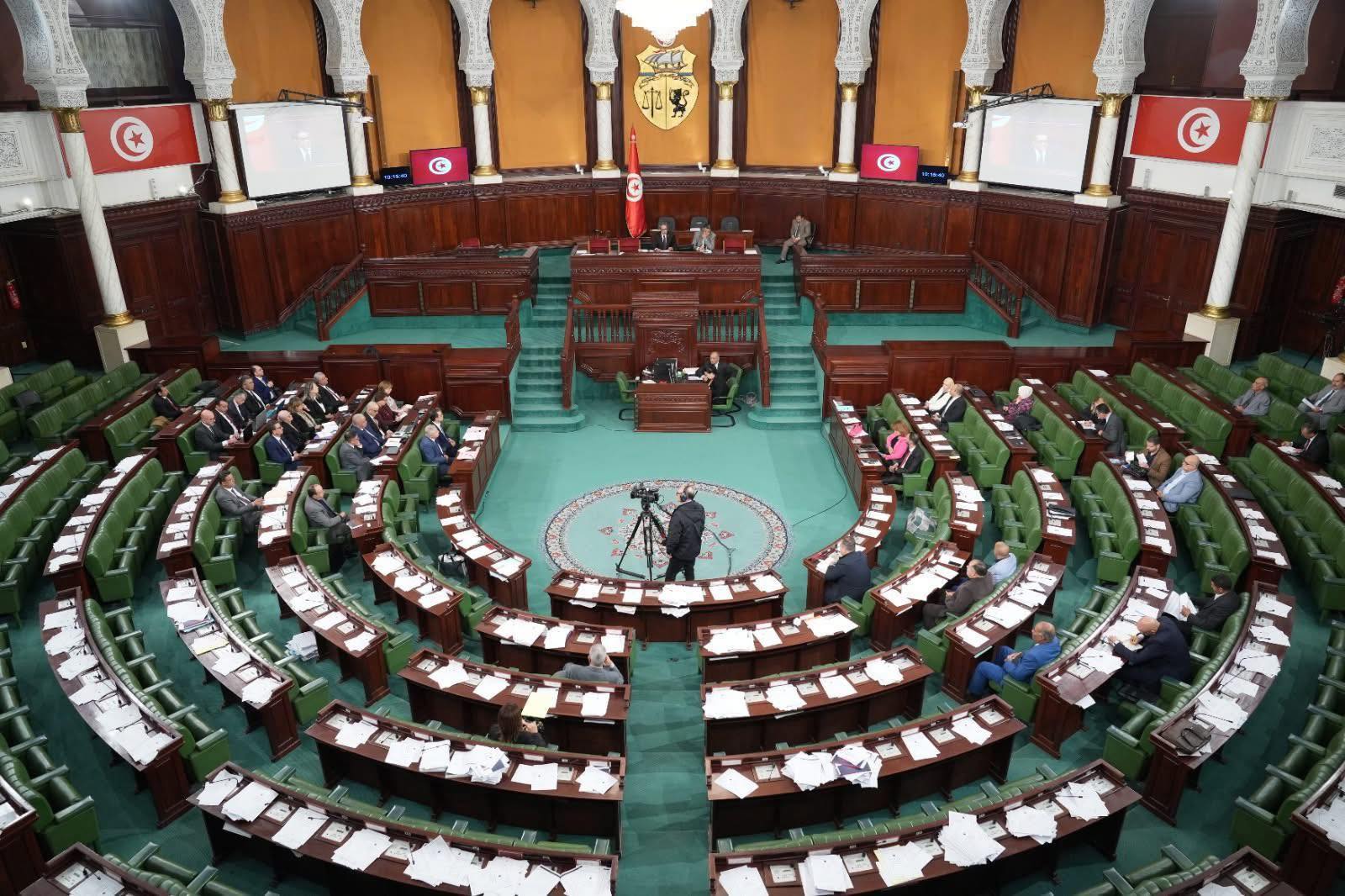 مشروع قانون المالية: لجنة المالية تصادق  على الفصلين المتعلقين بامتياز توريد سيارة لكل عائلة وتخفيض الضريبة الموظفة على جرايات المتقاعدين