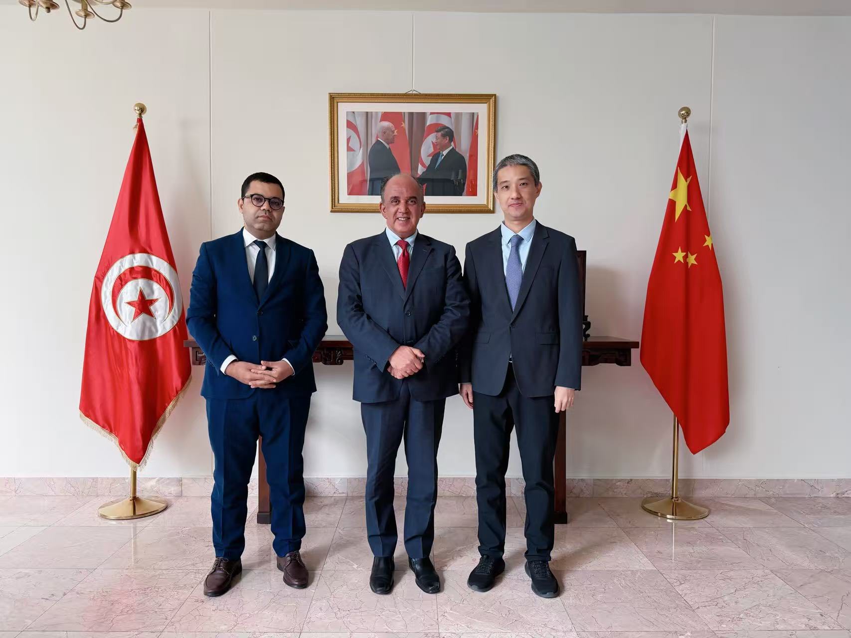 مؤسسة فوكسيت الصينية الرائدة الناشطة في تكنولوجيات الاتصال والحلول الرقمية تُبدي رغبتها في فتح فرع بتونس