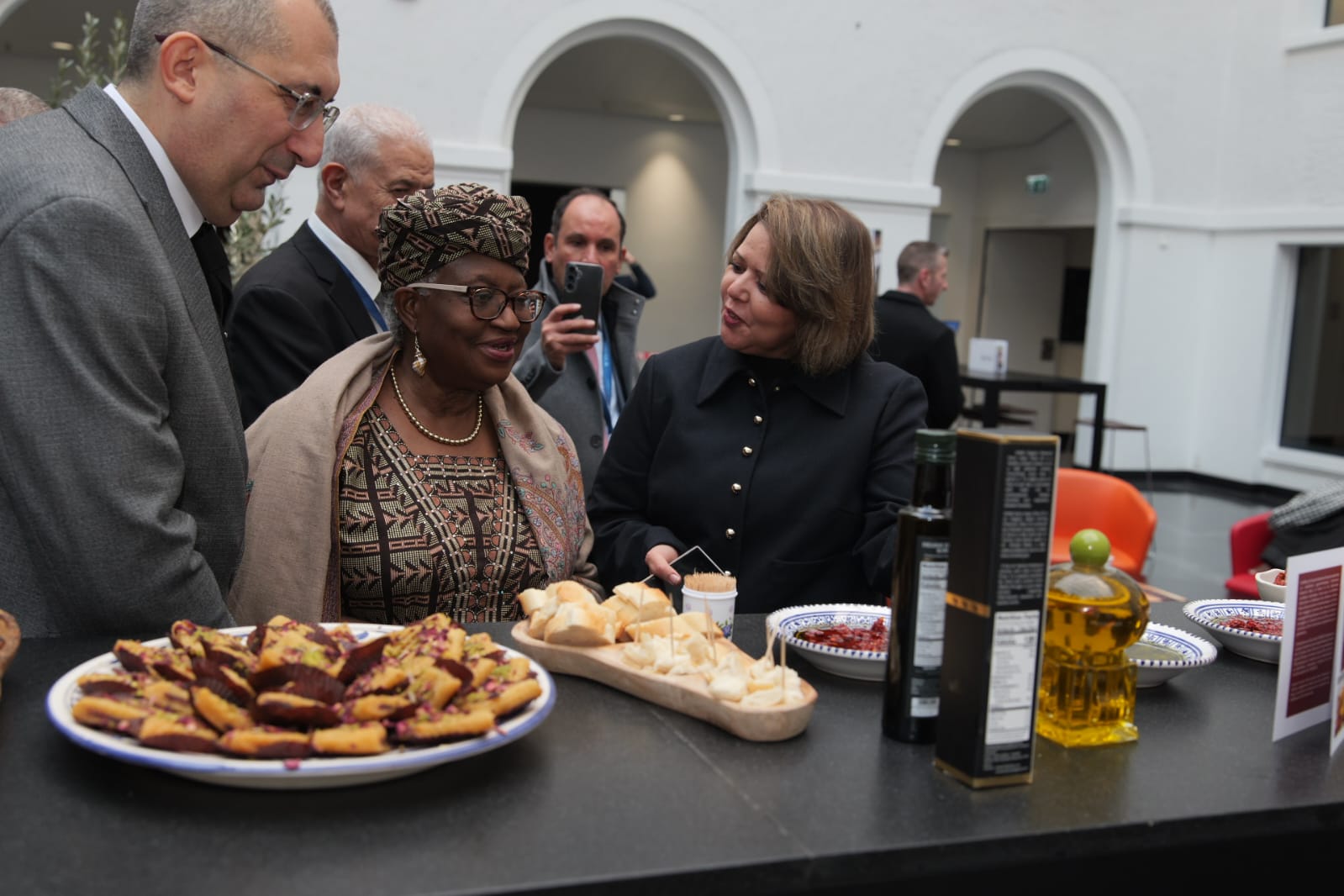 تونس تُعزّز حضورها في المحفل الدولي عبر الترويج لمنتجاتها الفلاحية والغذائية والتراثية بمقرّ منظمة التجارة العالمية