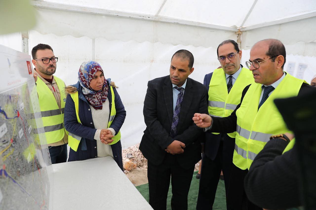  وزير التجهيز والاسكان يتفقد مشروع حماية عدد من المناطق من الفيضانات بولايتي تونس وأريانة