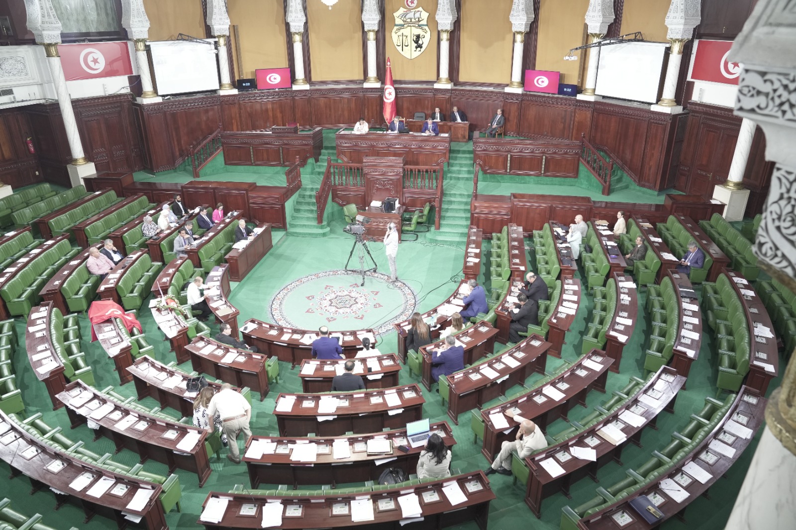 تأخير الجلسة العامة المشتركة إلى حين اتفاق لجنتي المالية بالغرفتين حول التقرير المشترك لمشروع قانون المالية