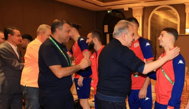 وزير الشباب والرياضة يزور وفد المنتخب التونسي لكرة القدم في الدوحة