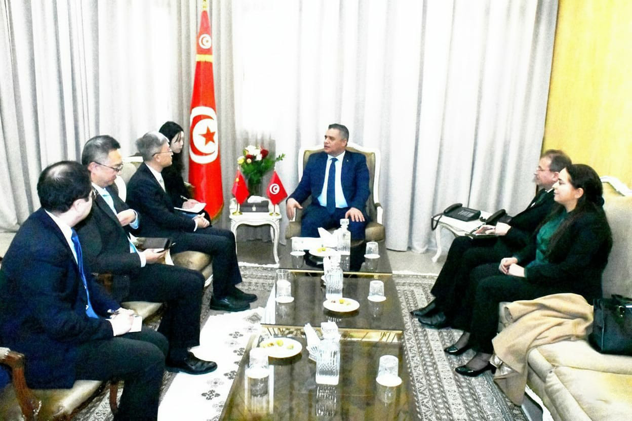 وزير الدّاخليّة يستقبلُ سفير جُمهُوريّة الصّين الشعبيّة بتُونس