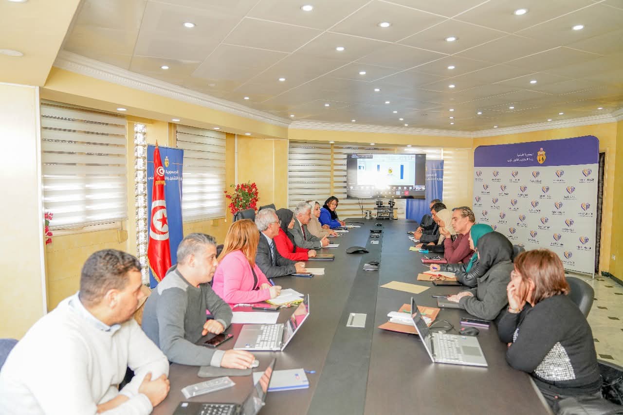 جلسة عمل عبر تقنية التّواصل عن بعد مع المديرين الجهويين للتشغيل والتكوين المهني حول ملفّ الشركات الأهليّة