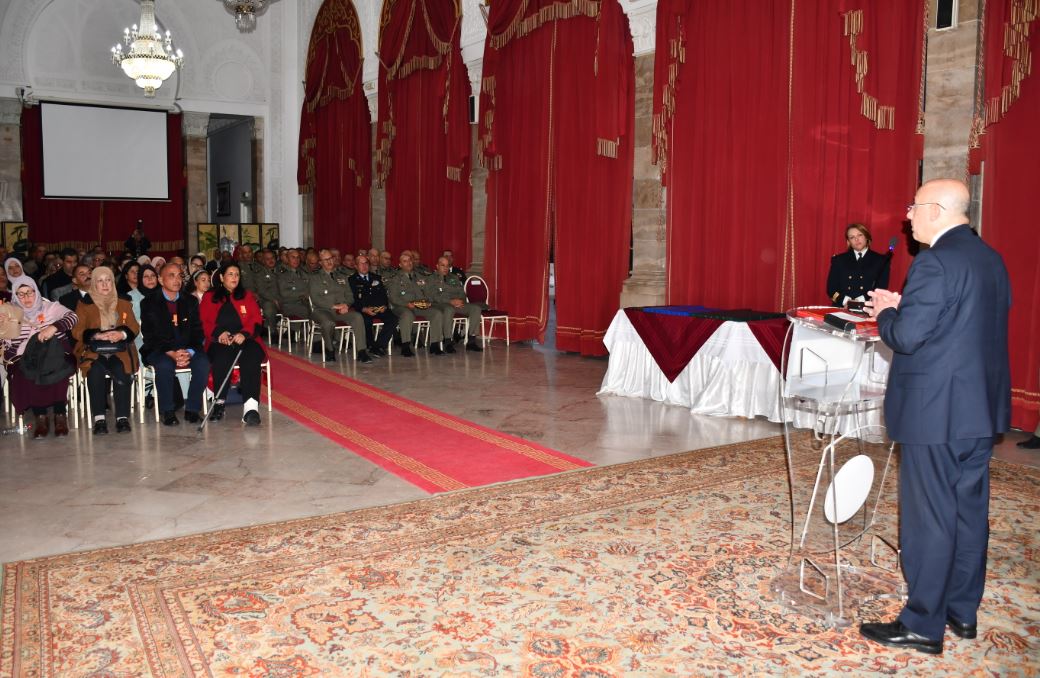 وزير الدفاع يوسّم عددا من الأعوان المدنيين بوسام الشغل