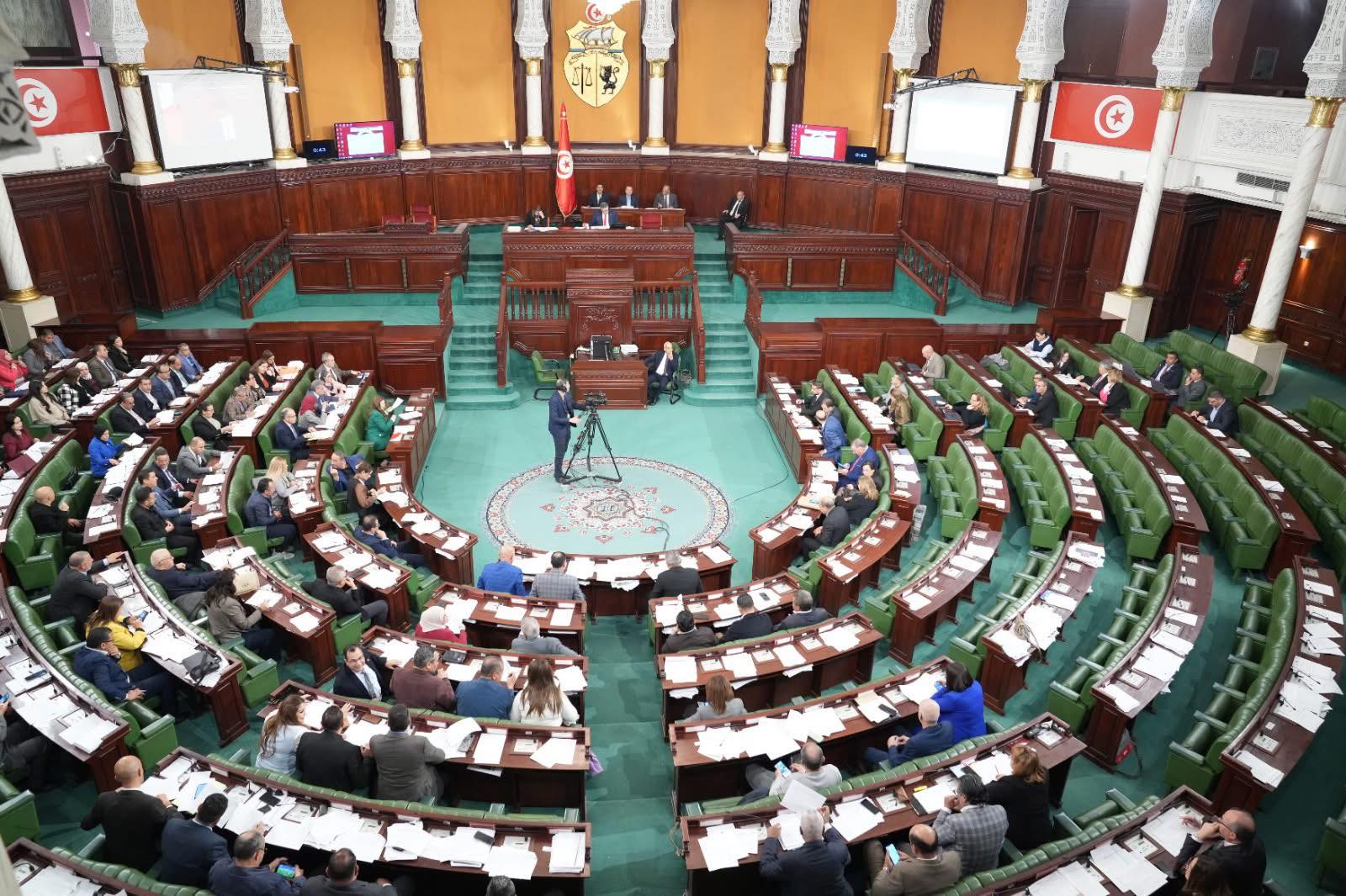 البرلمان يصادق على اعفاء جميع الافراد والمؤسسات المتخلدة بذمتهم ديون لدى البنك التونسي للتضامن من الخطايا وجدولة ديونهم