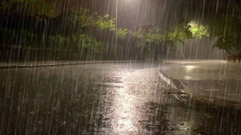 الليلة: سماء مغشّاة بسحب أحيانا كثيفة مع نزول أمطار متفرّقة.