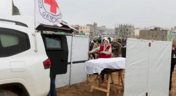 الصليب الأحمر: حمــــــاس تُسلم رفات أحد آخر رهينتين متبقيتين بغـــزة