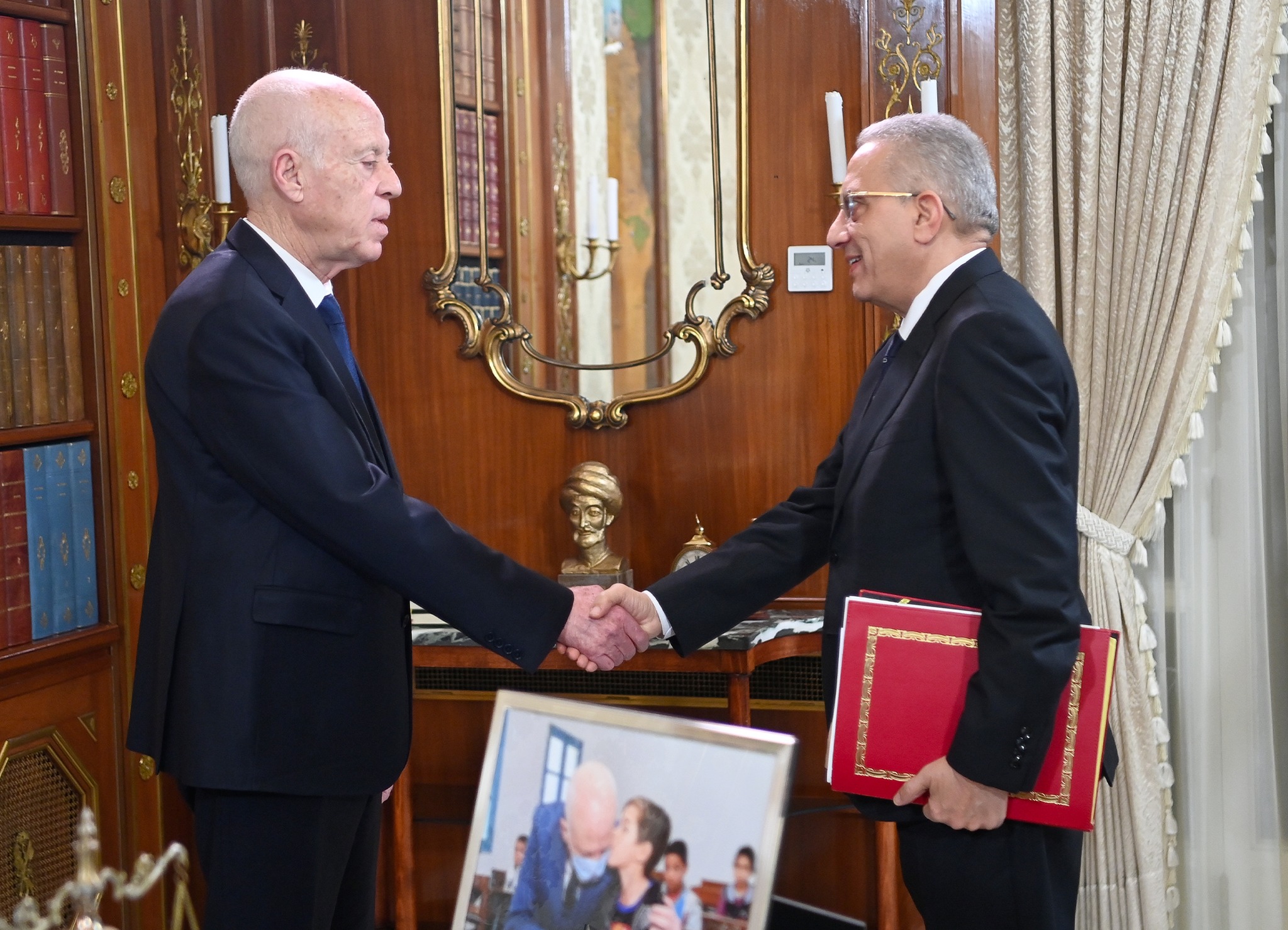 تقدّم أشغال بناء عدد من المستشفيات، أبرز محاور لقاء رئيس الجمهوريّة بوزير الصحة