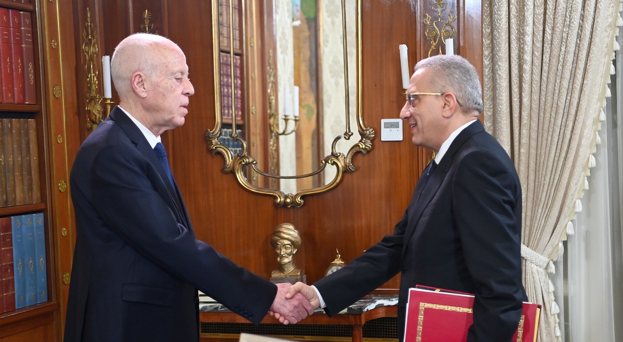 تقدّم أشغال بناء عدد من المستشفيات، أبرز محاور لقاء رئيس الجمهوريّة بوزير الصحة