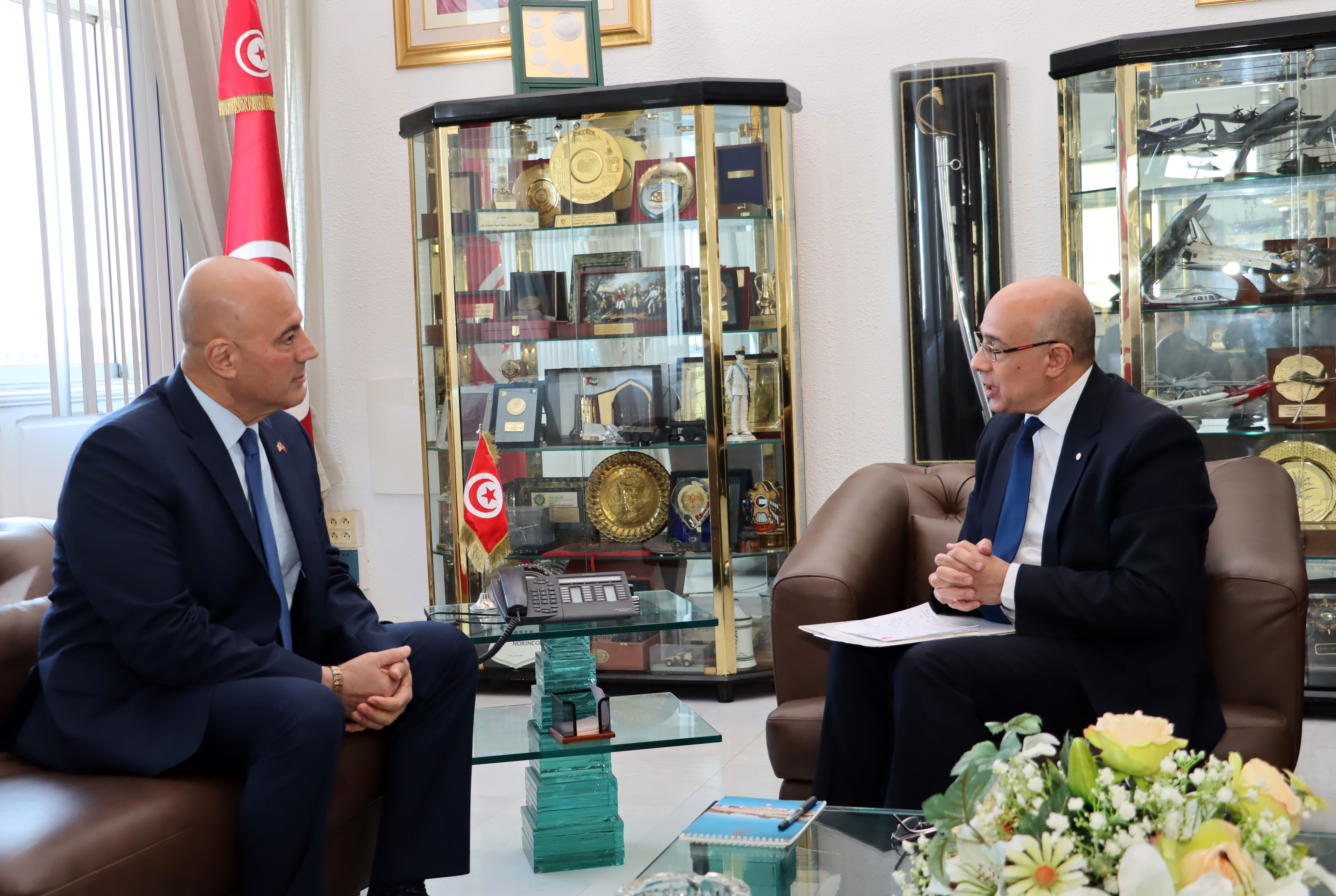 وزير الدفاع الوطني يستقبل سفير الولايات المتحدة الأمريكية بتونس