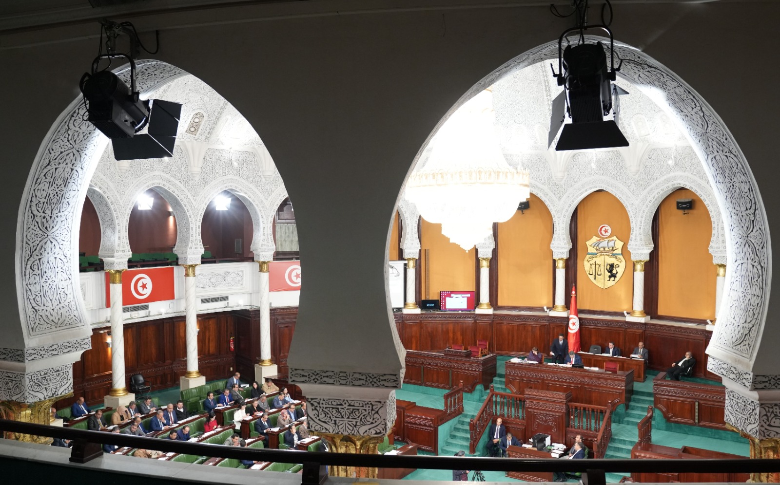 المصادقة على فصل يتعلق بتيسير وضعية الأشخاص المعنيين بالديون غير الجبائية المثقلة