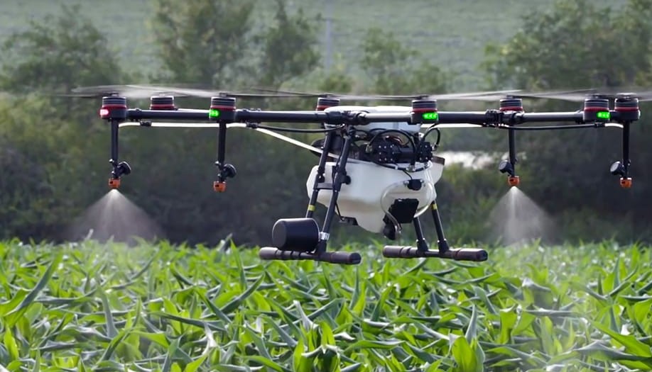 مشروع قانون المالية 2026: المصادقة على الترخيص للفلاحين باستعمال الطائرات المسيرة 