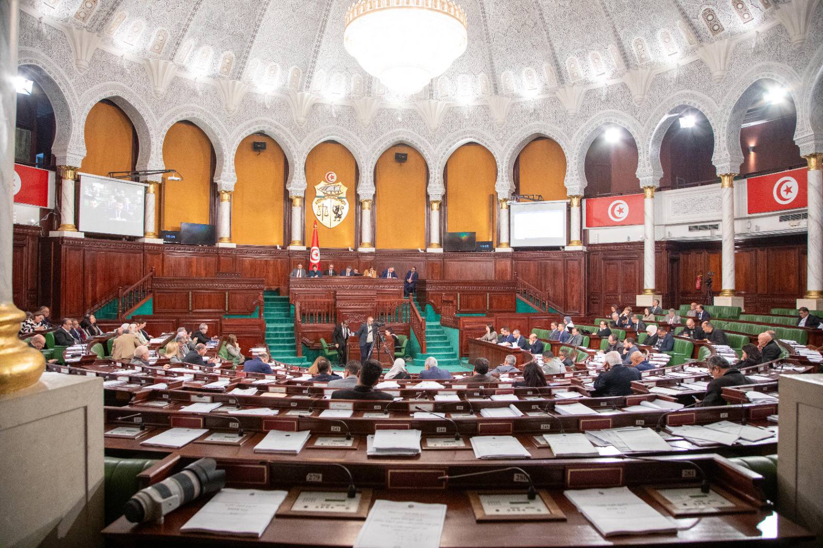 مشروع قانون المالية 2025: المصادقة على تسوية وضعيات إطارات عاملة بالبلديات والهيئات المستقلة