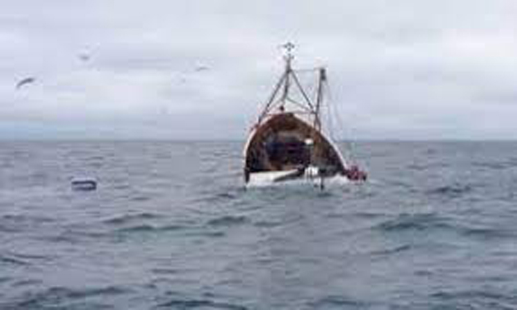 قابس: البحث عن 3 بحارة غرق مركبهم بالصخيرة