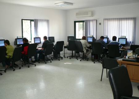 استفادة  الف باعث مشروع ببرامج المرافقة لشبكة محاضن المؤسسات