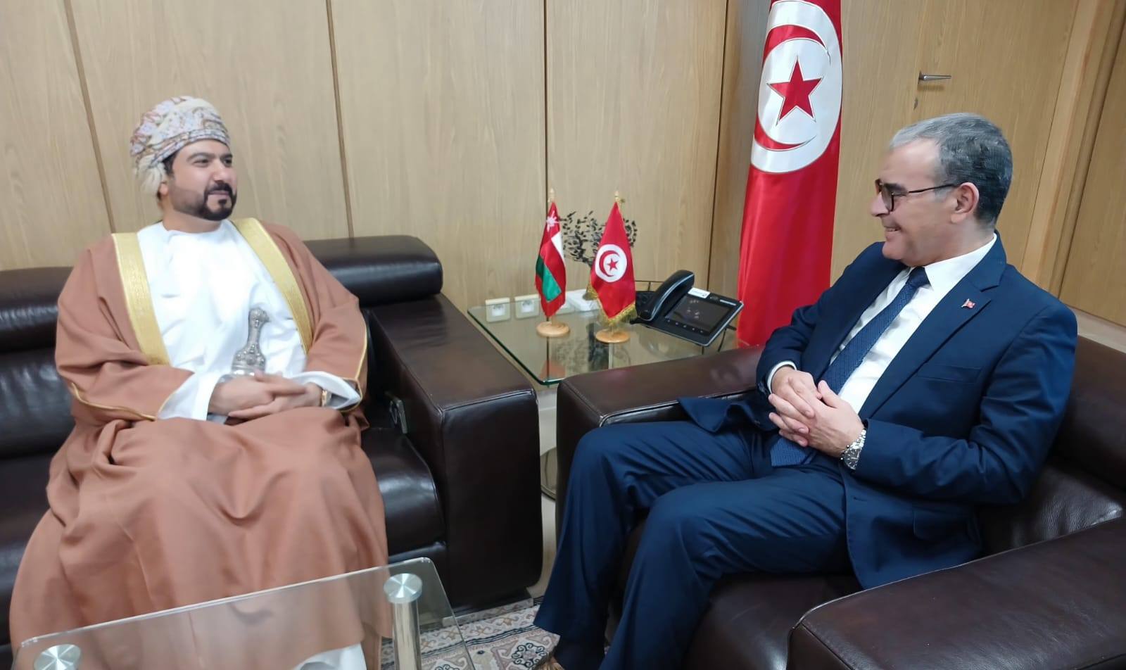 وزير الاقتصاد ووزير التجارة والصناعة العماني يبحثان تعزيز التعاون الاقتصادي وتوفير فرص للشراكة في عدة مجالات