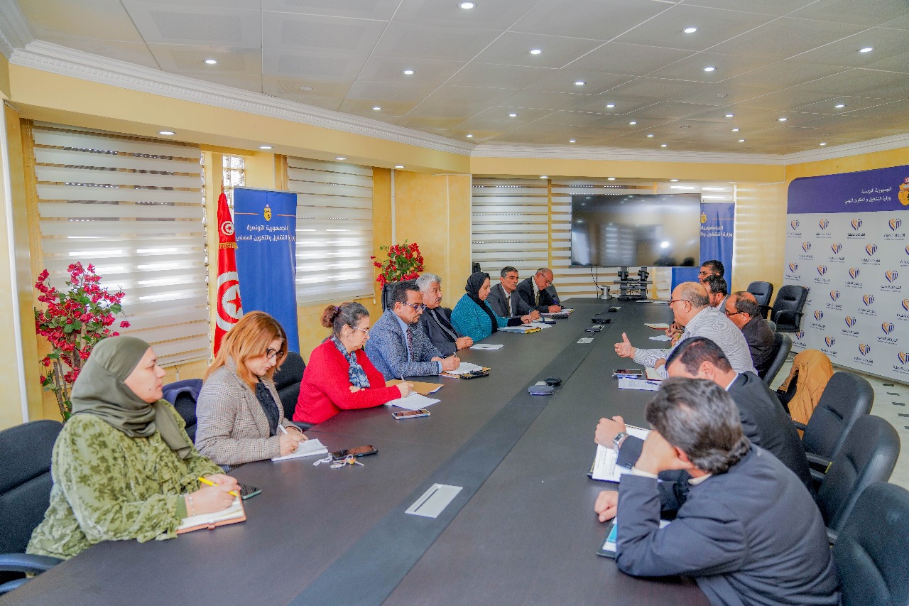 وزير التشغيل والتكوين المهني يشرف على جلسة عمل خاصة بملفّ التكوين المستمرّ