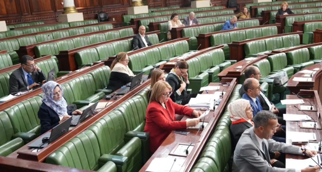 قانون المالية 2026: المصادقة على فتح خطوط تمويل لفائدة المؤسسات الصغرى والمتوسطة والناڜئة