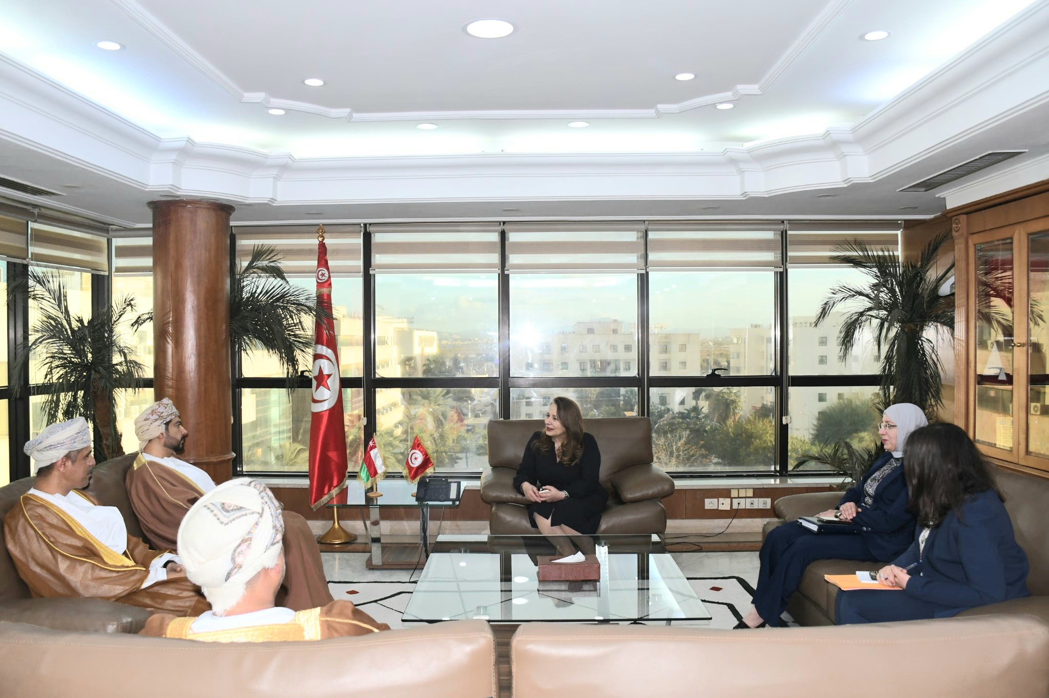 وزير التجارة والصناعة العماني يدعو إلى وضع خارطة طريق لتطوير الشراكة الصناعية بين تونس وعمان