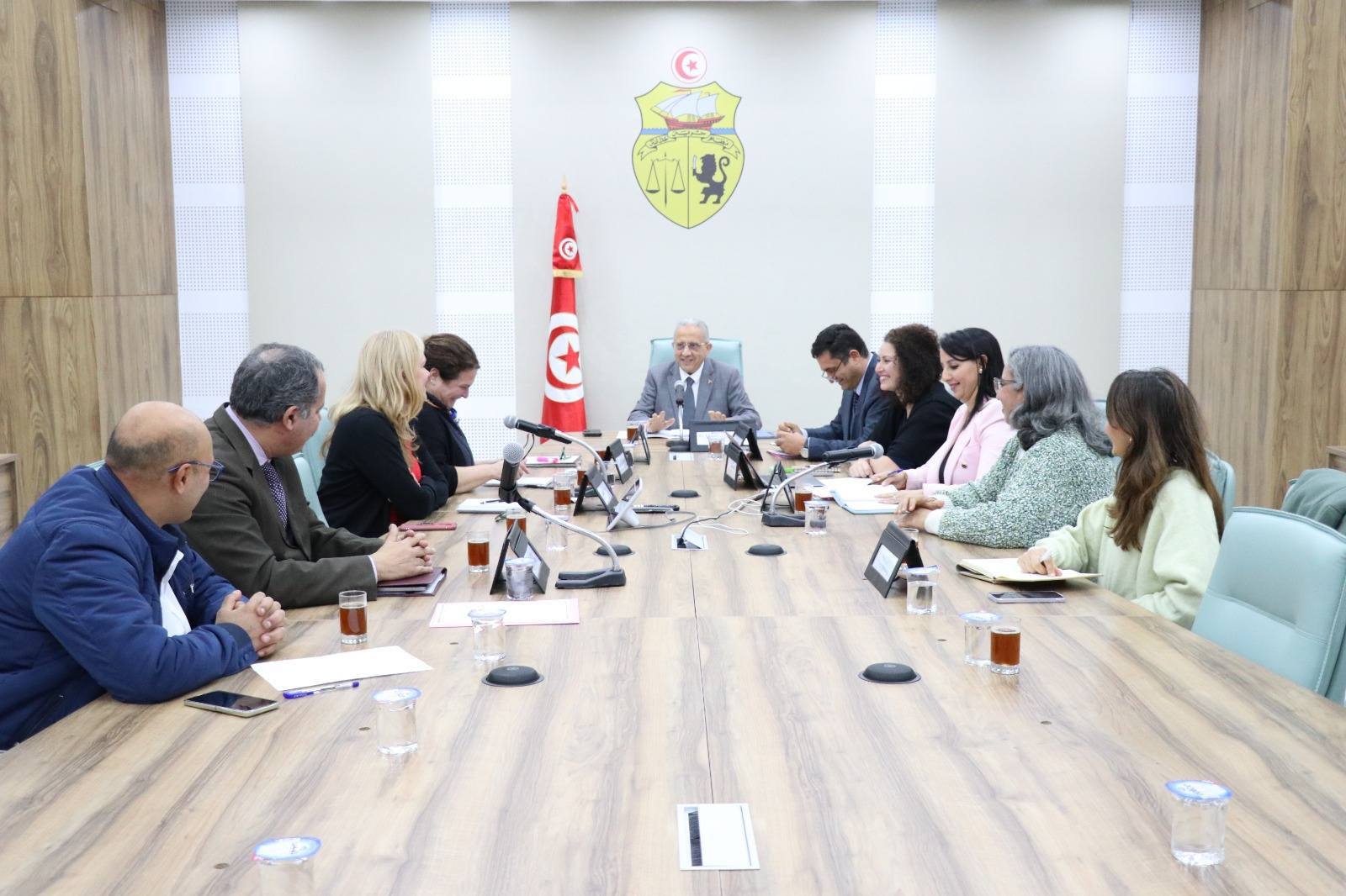 جلسة عمل بوزارة الصحة مع وفد من كلية الطب بجامعة هارفارد الأمريكية حول تعزيز التكوين الطبي والتعاون الثنائي