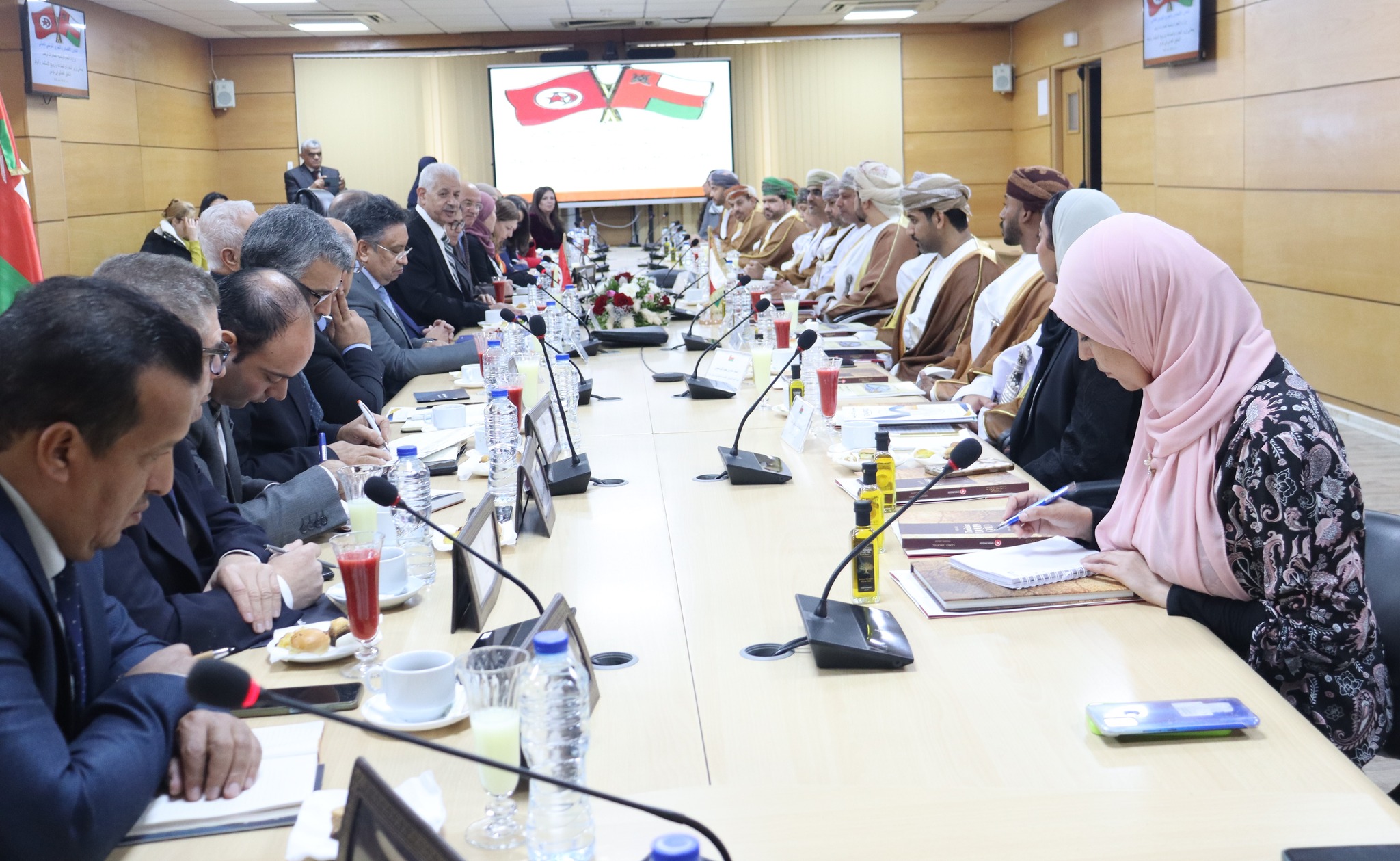 وزير التجارة والصناعة العماني يدعو الى وضع خارطة طريق لتطوير الشراكة الصناعية بين تونس وعمان