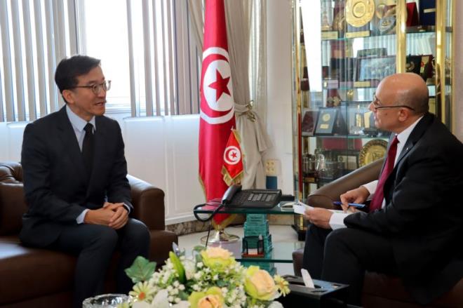 توسيع مجالات التعاون العسكري بين تونس وجمهورية كوريا، محور لقاء وزير الدفاع بالسفير الكوري