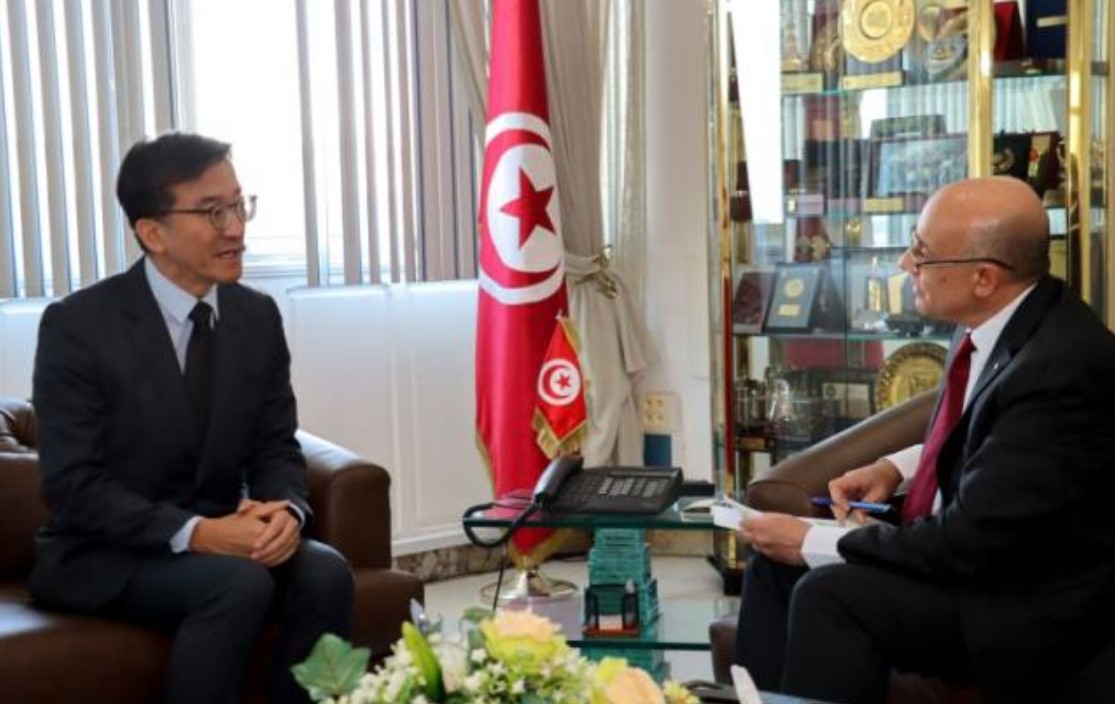 توسيع مجالات التعاون العسكري بين تونس وجمهورية كوريا محور لقاء وزير الدفاع بالسفير الكوري