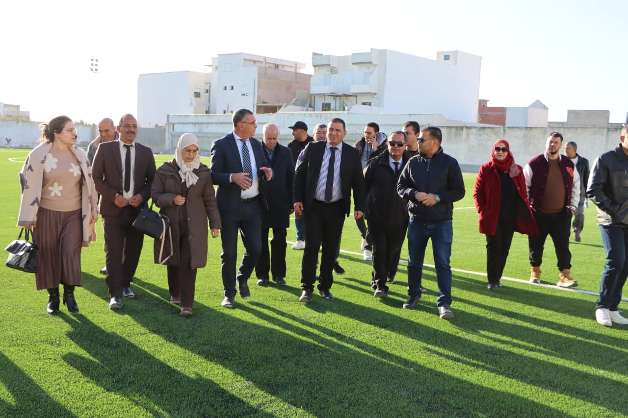 والي المنستير يعاين تقدم أشغال تعشيب الملعب البلدي بصيّادة.