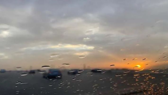 سماء أحيانا كثيفة السحب على الشمال مع نزول أمطار متفرقة بالمناطق الساحلية الشمالية.