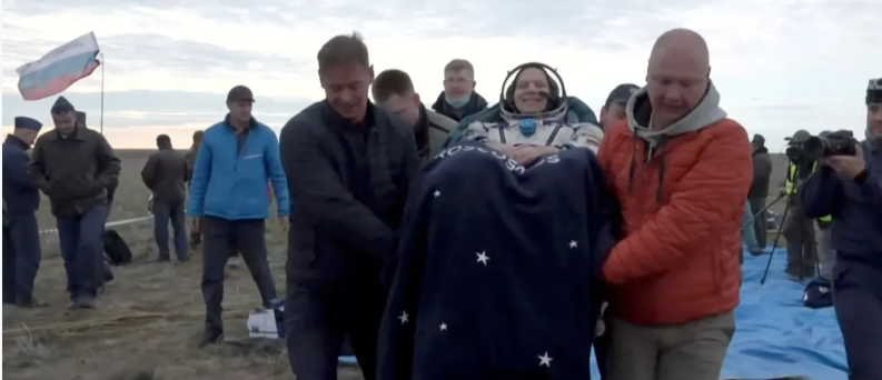 مركبة فضاء تعيد رائدي فضاء روسيين وآخر أمريكيا إلى الأرض