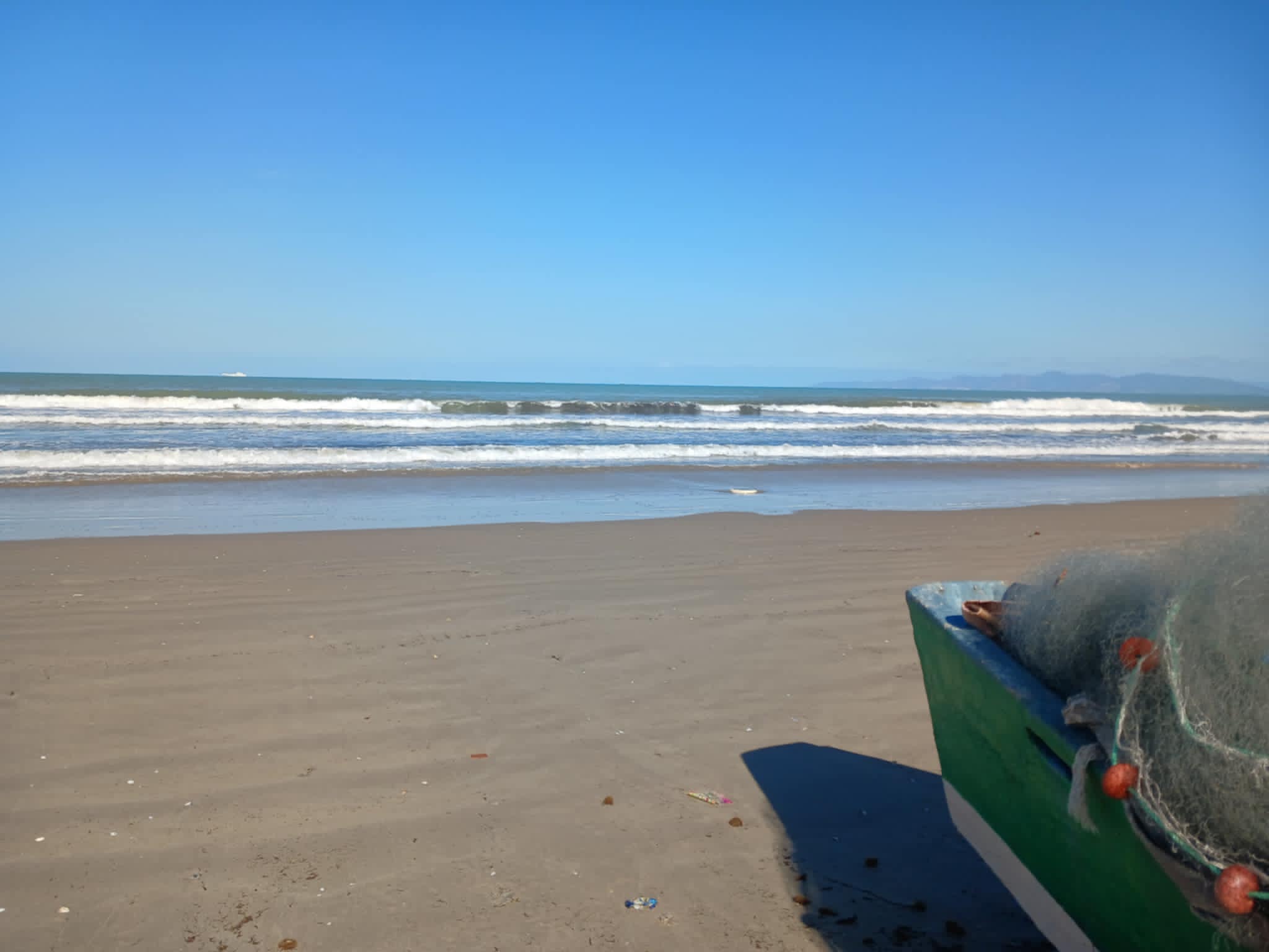 طقس كثيف السحب مع أمطار متفرقة و الحرارة في استقرار