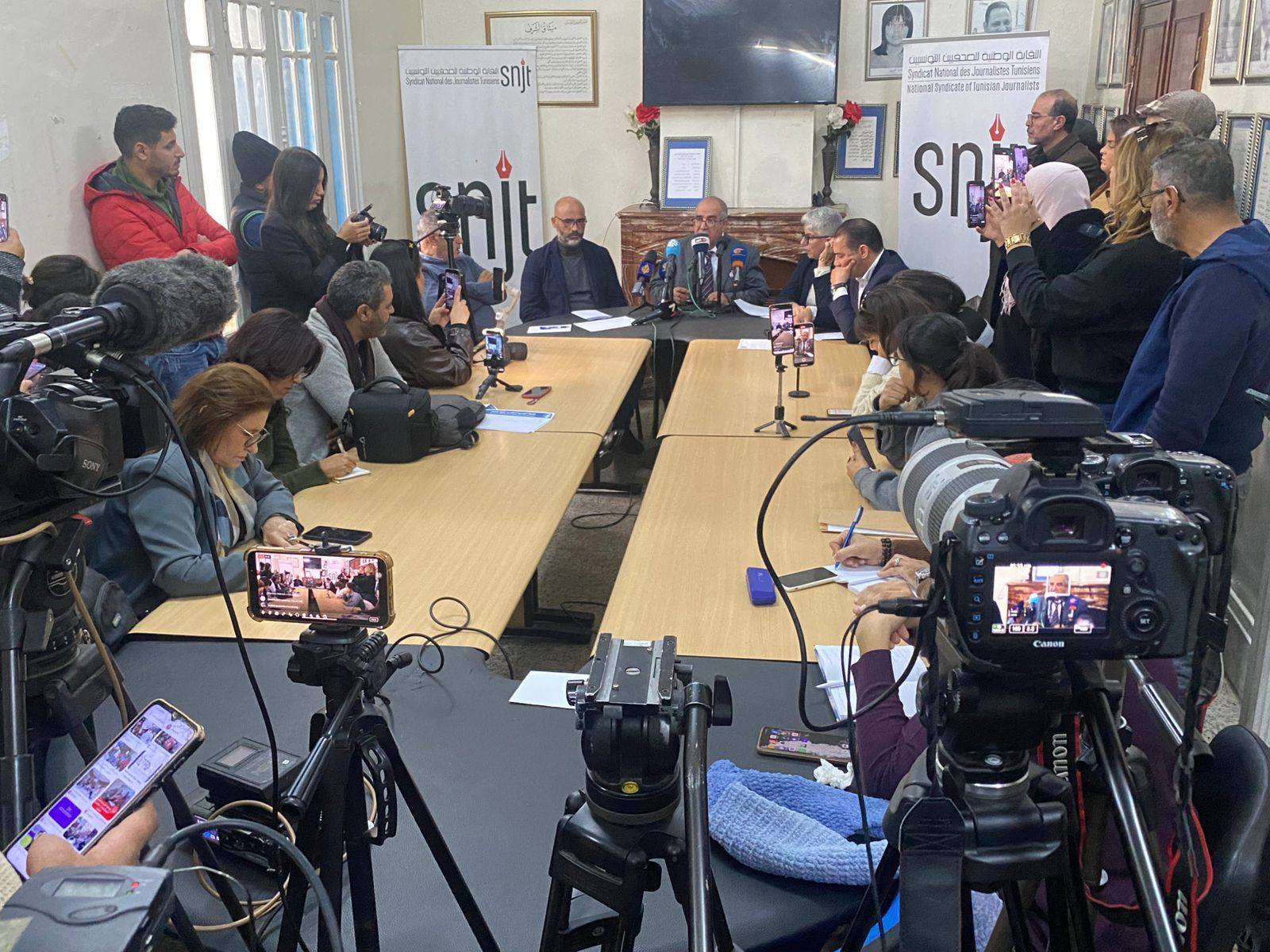 عميد المحامين: "حقوق الإنسان في تونس تعيش وضعا صعبا جدا في ظل التضييق على حقوق الدفاع".