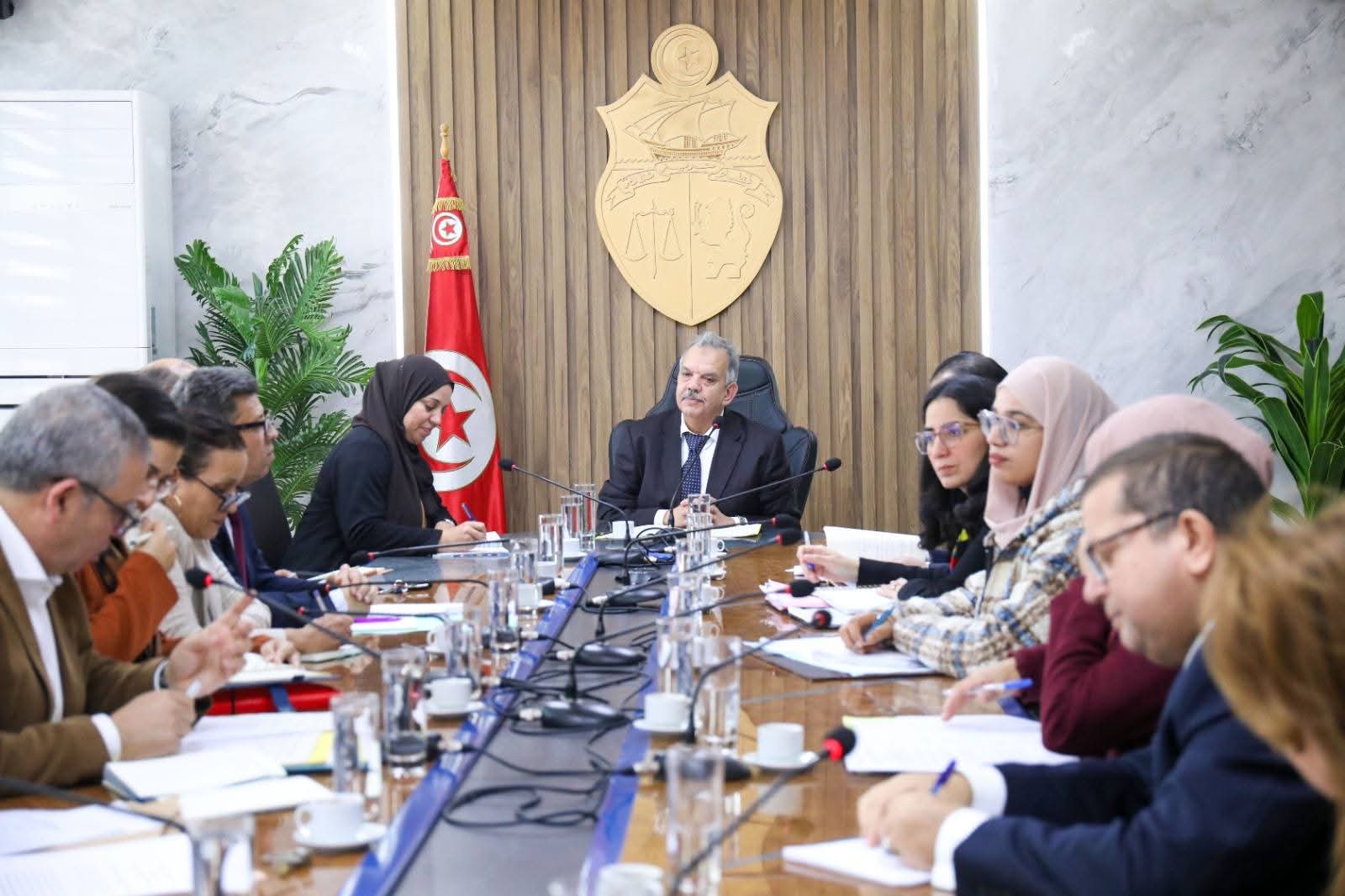 وزير الشباب والرياضة يُشرف على جلسة عمل لمتابعة تقدم المراحل الإجرائية لمشروع بناء الملعب الأولمبي بالمنزه