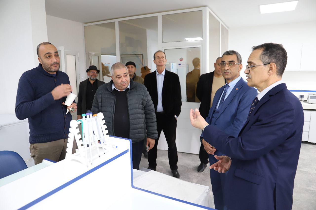 وزير الفلاحة يزور المعهد العالي للعلوم الفلاحية بشط مريم ويطّلع على المشاريع البحثية