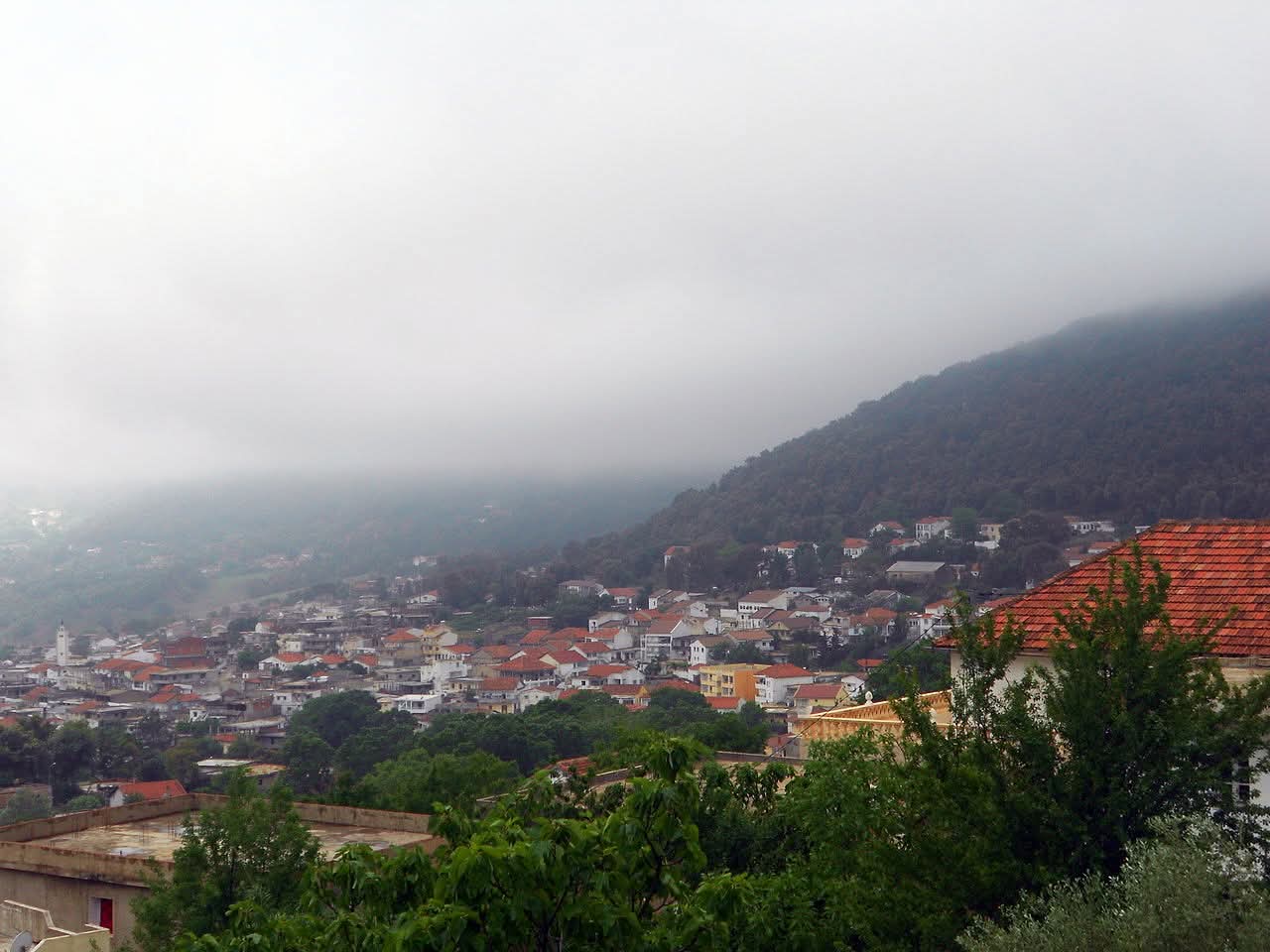 ضباب محليا كثيف ثم سحب عابرة بأغلب الجهات
